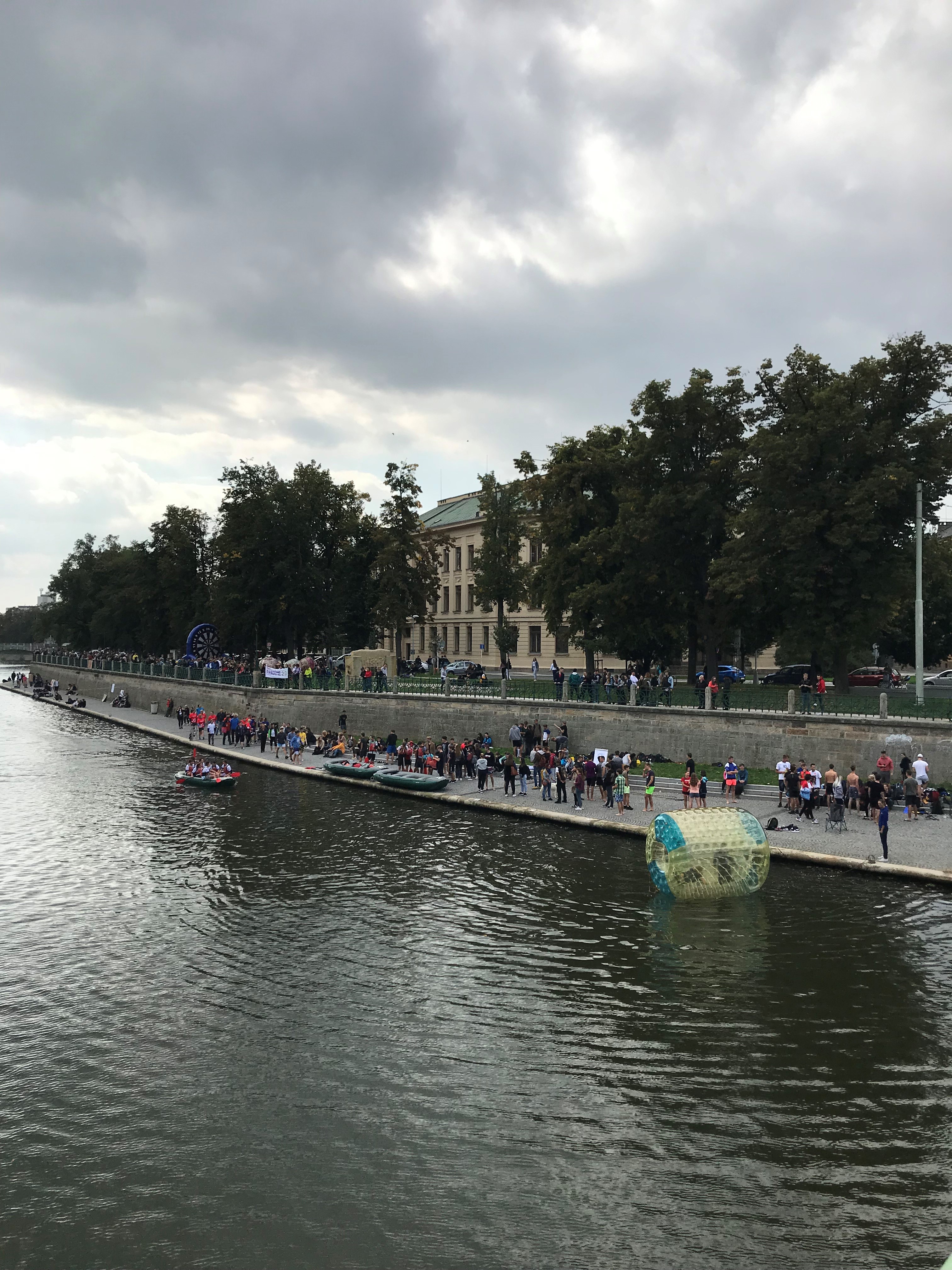 V úterý 17. září 2019 se již třináctým rokem na Tylově nábřeží uskutečnil závod Mezi Mosty. Celkem 13 hradeckých středních škol a gymnázií opět vyslalo reprezentanty, aby porovnali své síli na raftech. Mezi mosty - vlastní fotografie